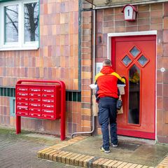 Paketzusteller im Stress