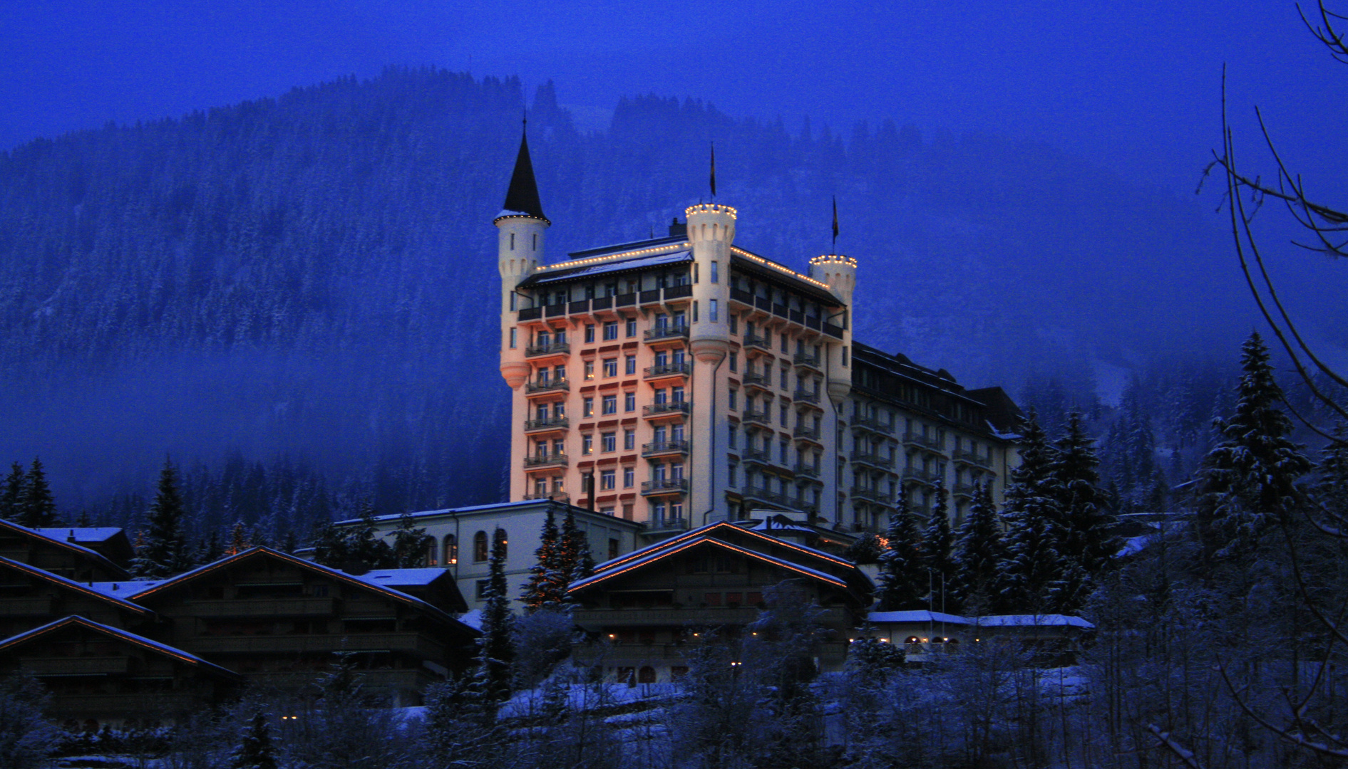 Palace Hotel in Gstaad zur blauen Stunde