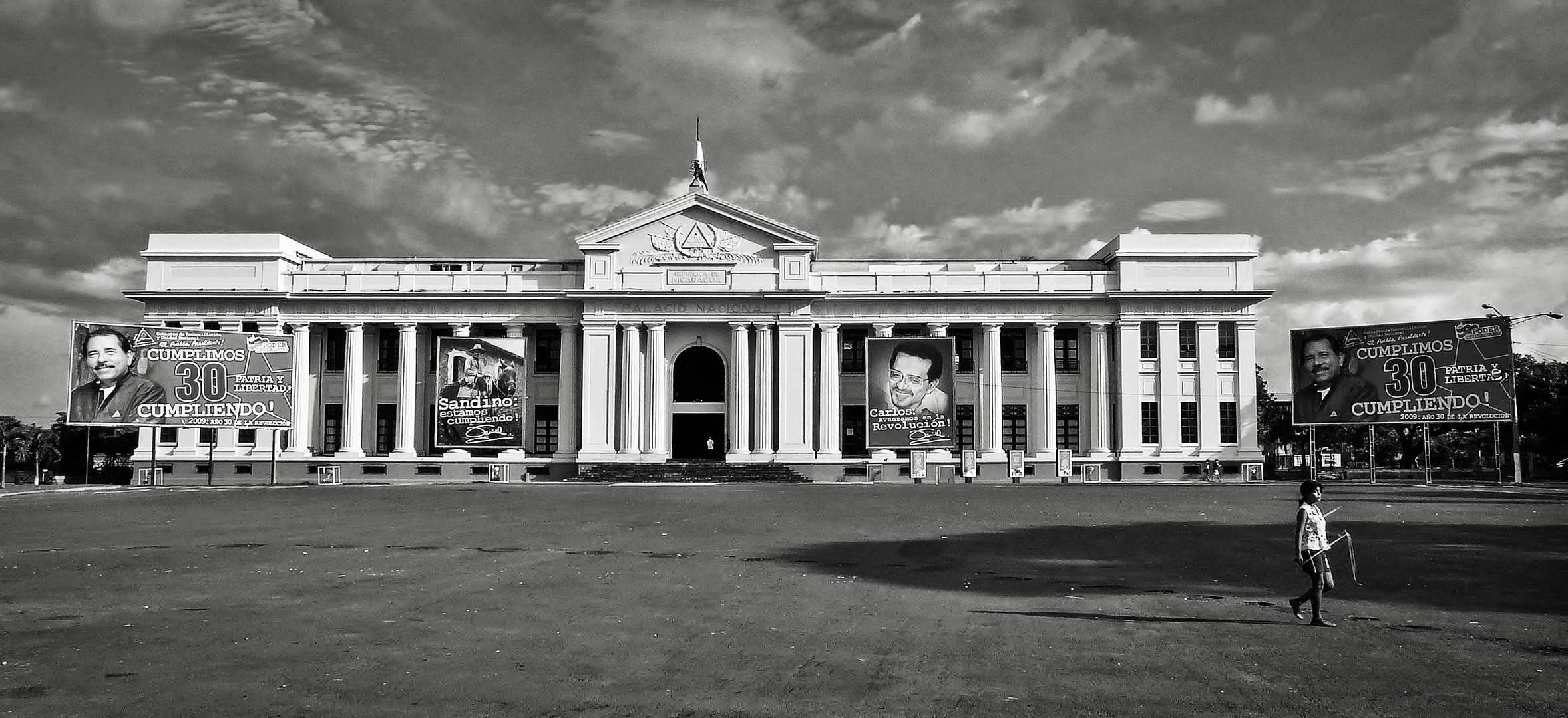 Palacio Nacional de la Cultura con niña