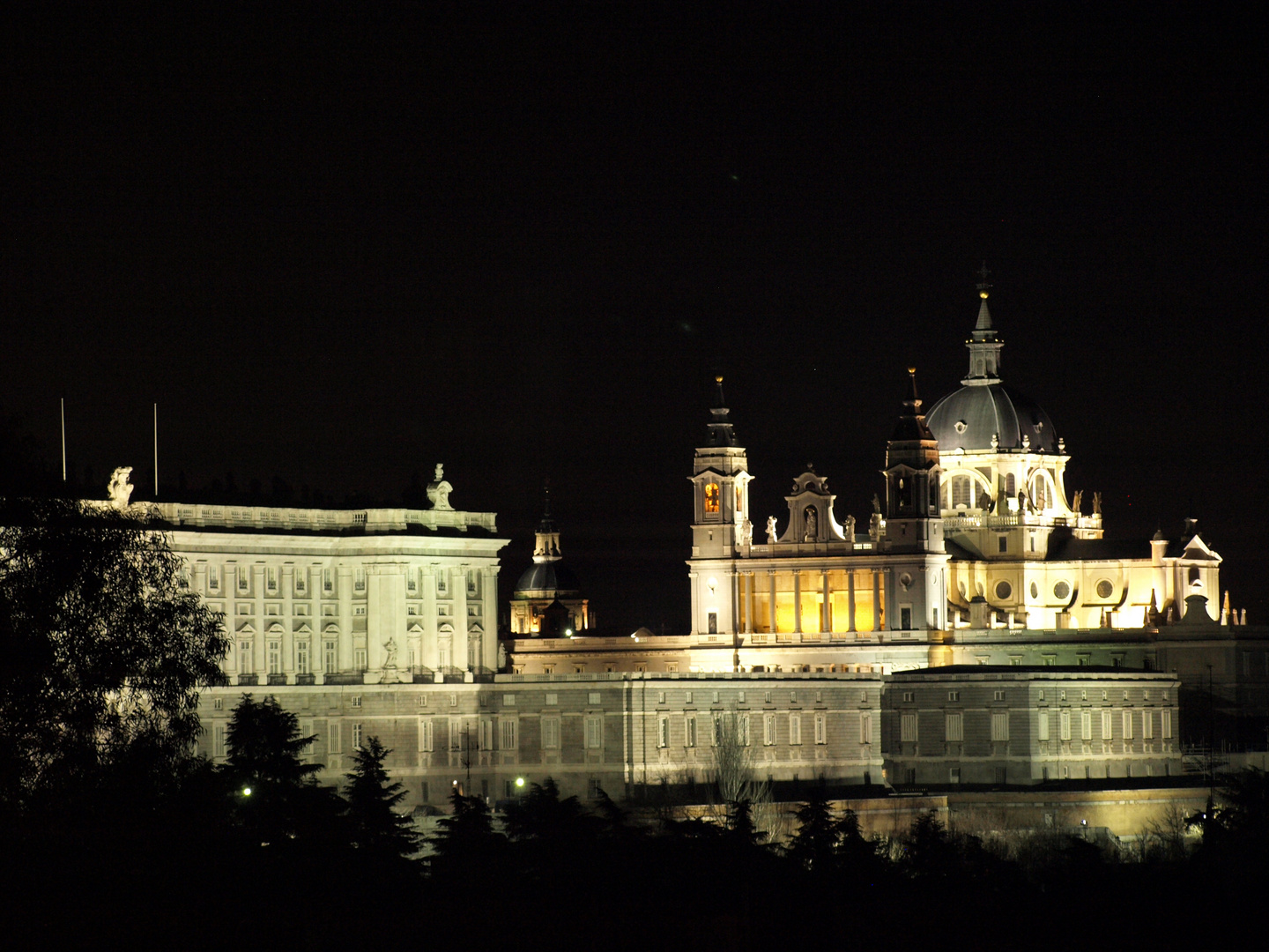 Palacio Real y Catedral de la Almudena de noche