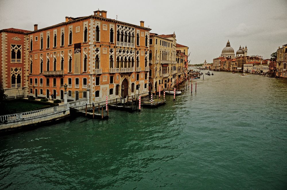 Paläste neben der Ponte di Accademia 