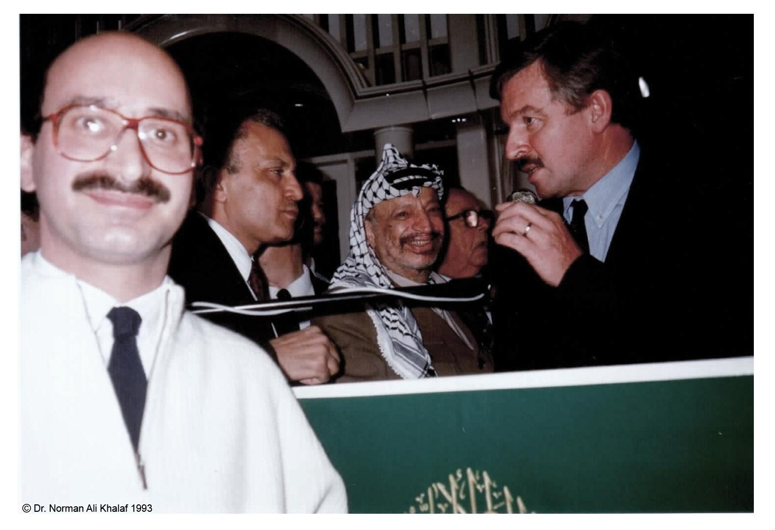 Palästinensische Präsident Jassir Arafat mit Dr. Norman Ali Khalaf. Petersberg bei Bonn. 1993