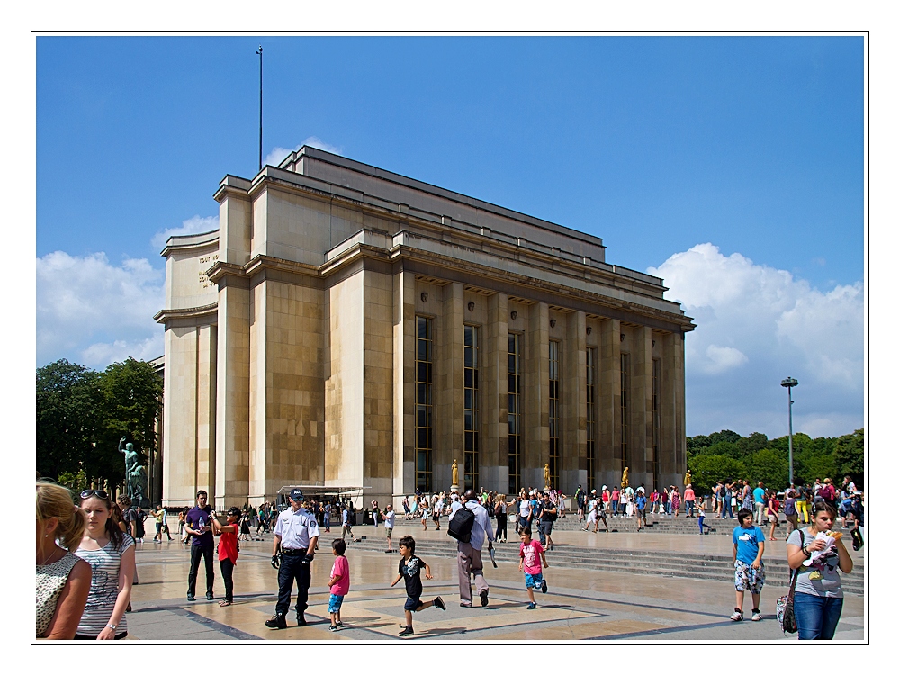 palais de chaillot in paris (1) ...