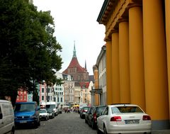 Palais-Ensemble (rechtsseitig) und die Marienkirche von Rostock ...