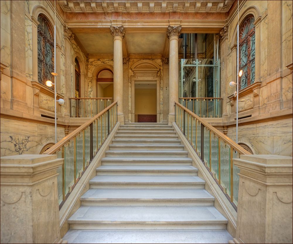 Palais Equitable, Treppe