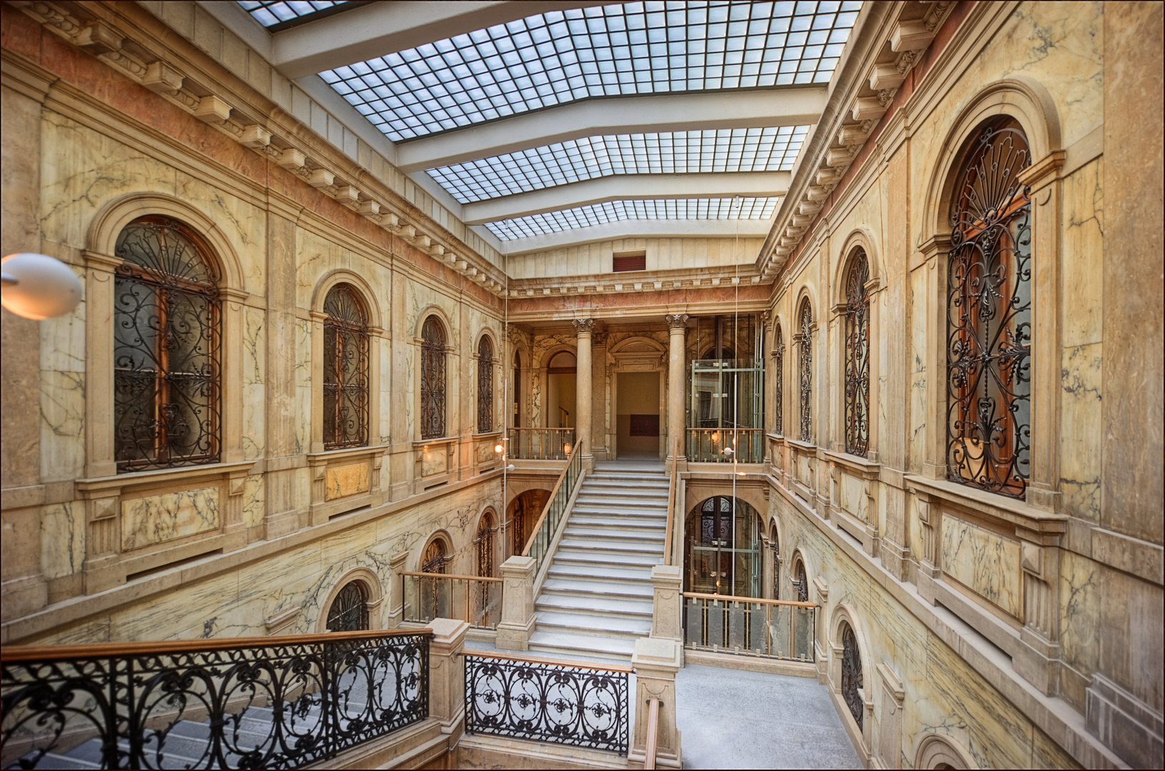 Palais Equitable, Treppe