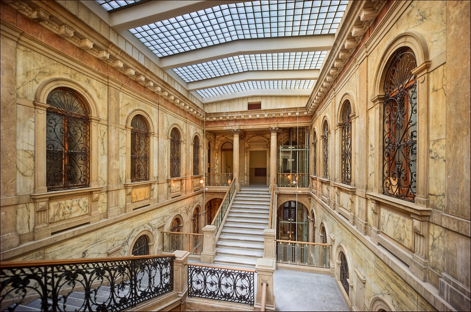 Palais Equitable, Treppe (ohne Lampe!)