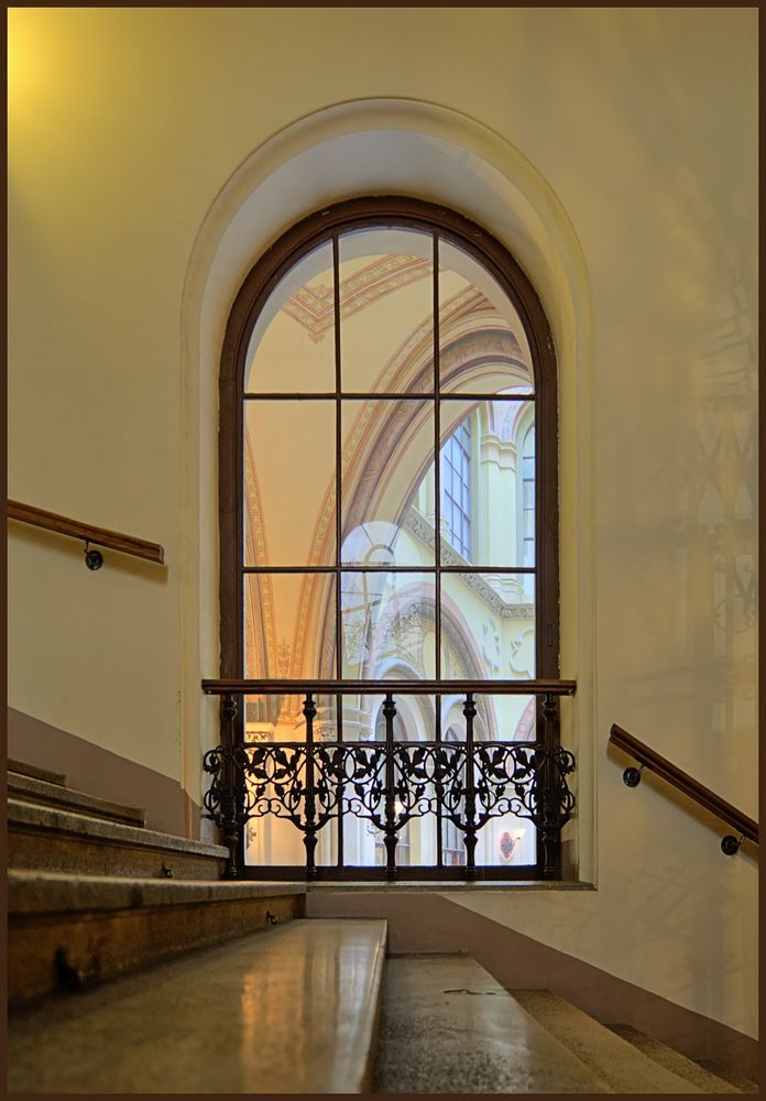 Palais Ferstel - Fenster im Treppenhaus mit Blick in die Aula