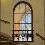 Palais Ferstel - Fenster im Treppenhaus mit Blick in die Aula