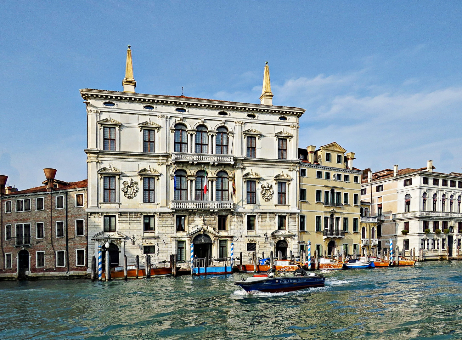 Palais le long du grand canal