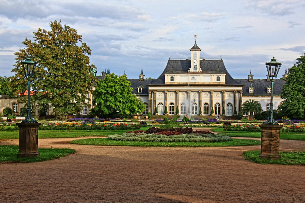 Palais mit Uhrturm (2)