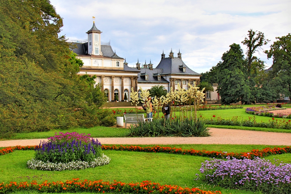 Palais mit Uhrturm