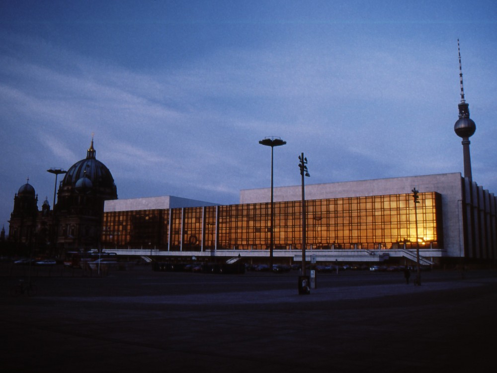 Palast der Republik (ca . 1997) in Berlin