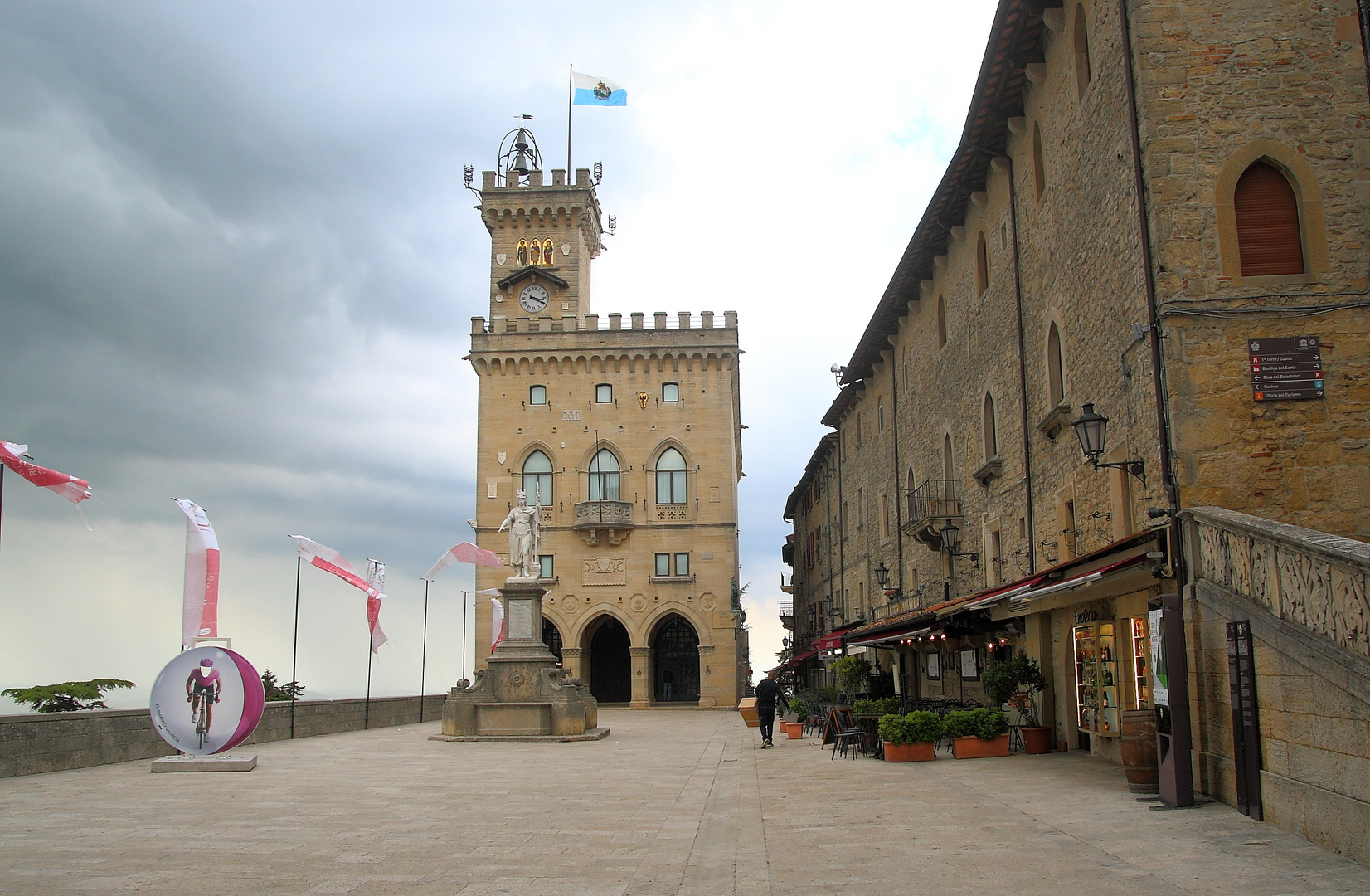 Palast mit Freiheitsstatue San Marino...