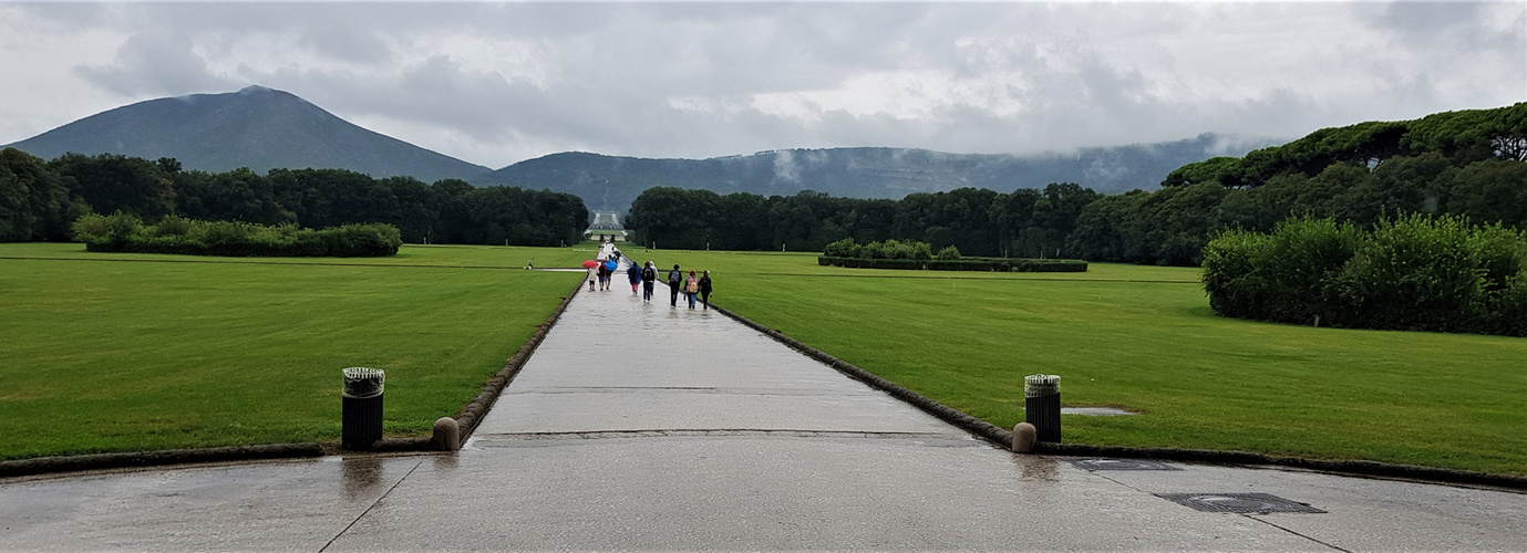 Palast von Caserta Park im Regen