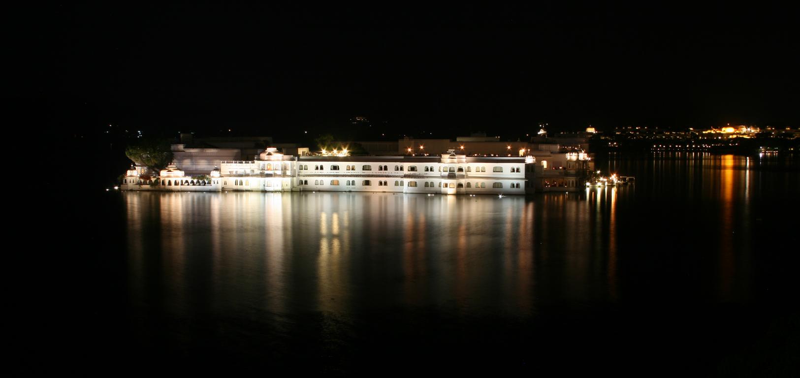 Palasthotel im See bei Udaipur/ Indien