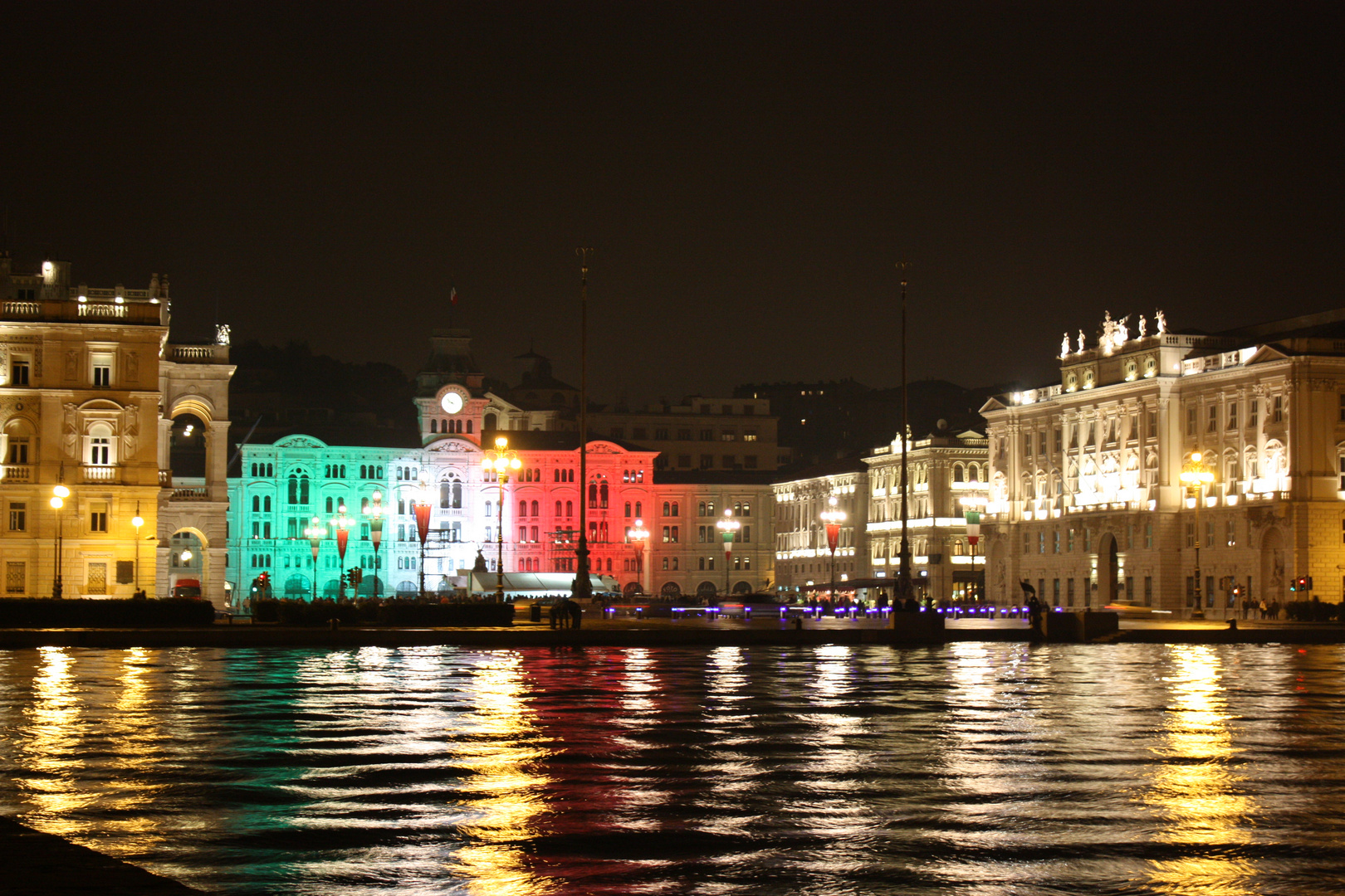 palazzo comunale con luci tricolore per il 150° anniversario dell'Unità d'Italia