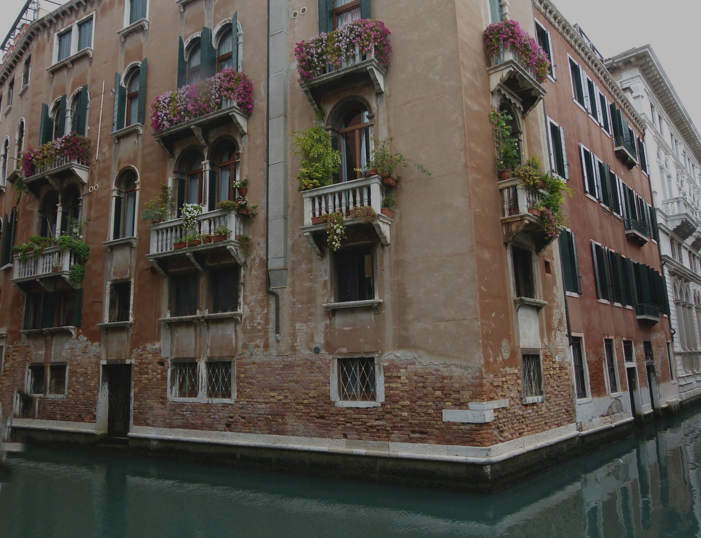 PALAZZO CON FIORI