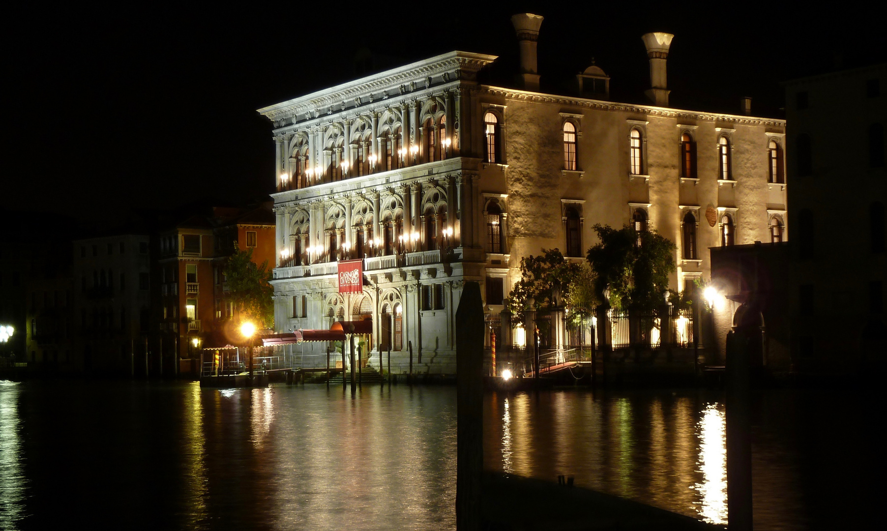 Palazzo in Venedig bei Nacht