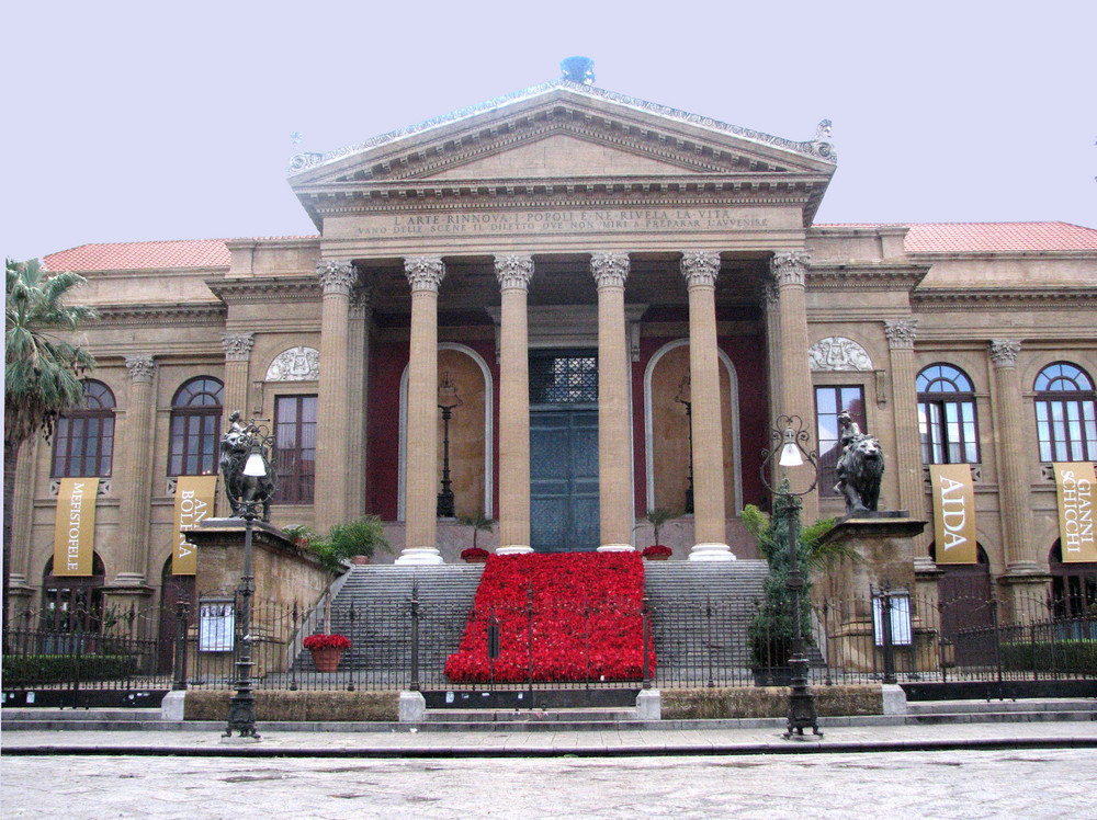 Palermo - Il teatro in rosso