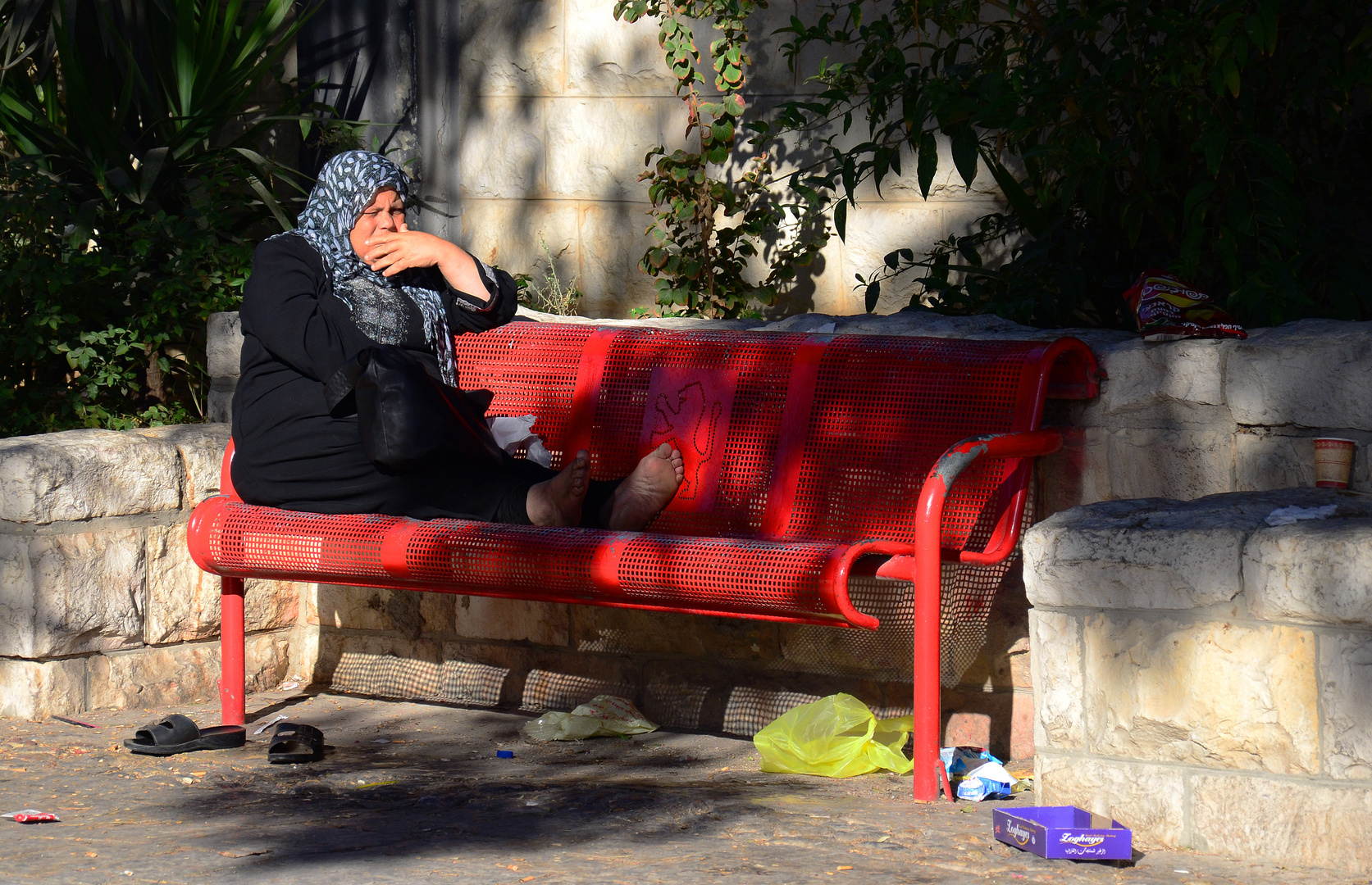 Palestinenserin am Sabbat auf einer Bank die herbstliche Sonne genießend