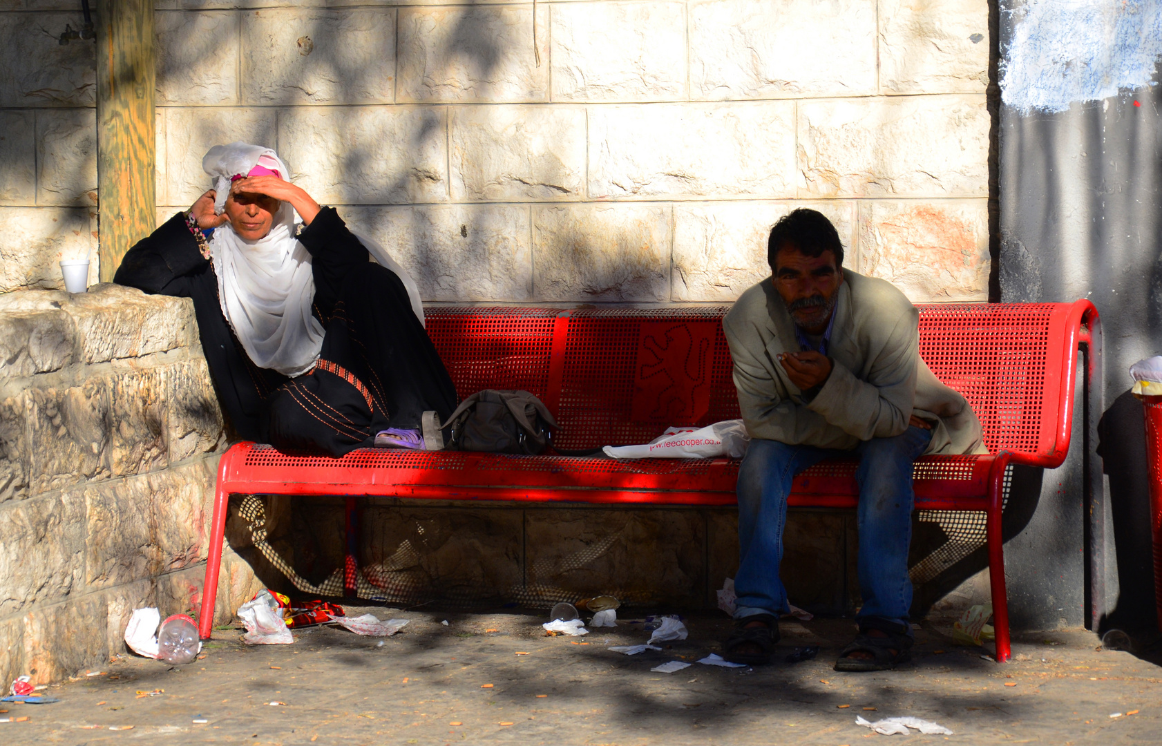 Palestinenserin am Sabbatmorgen in Jerusalem auf einer Parkbank relaxend