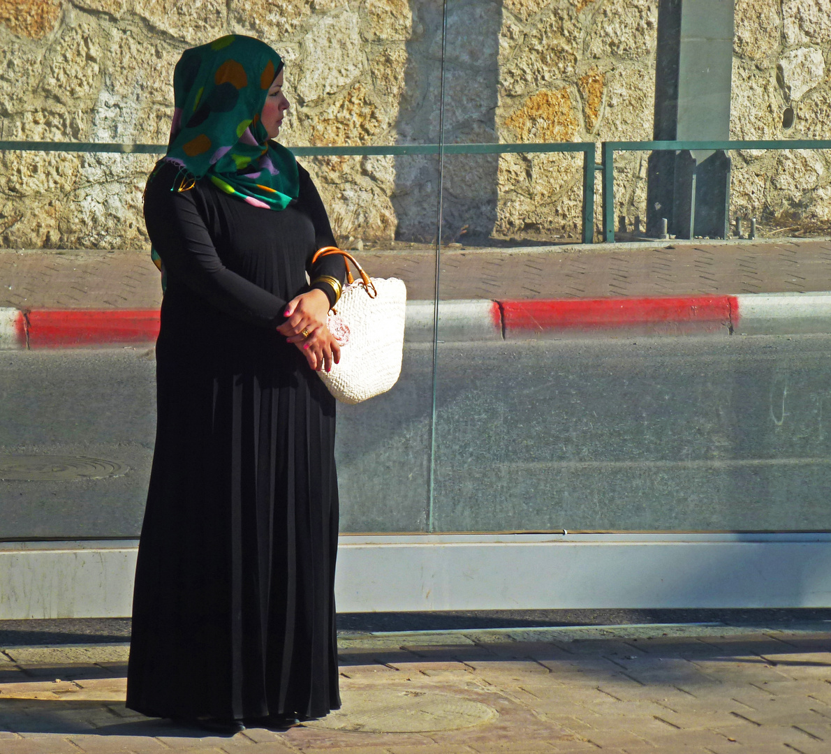 Palestinenserin an Straßenbahnhaltestelle in Jerusalem