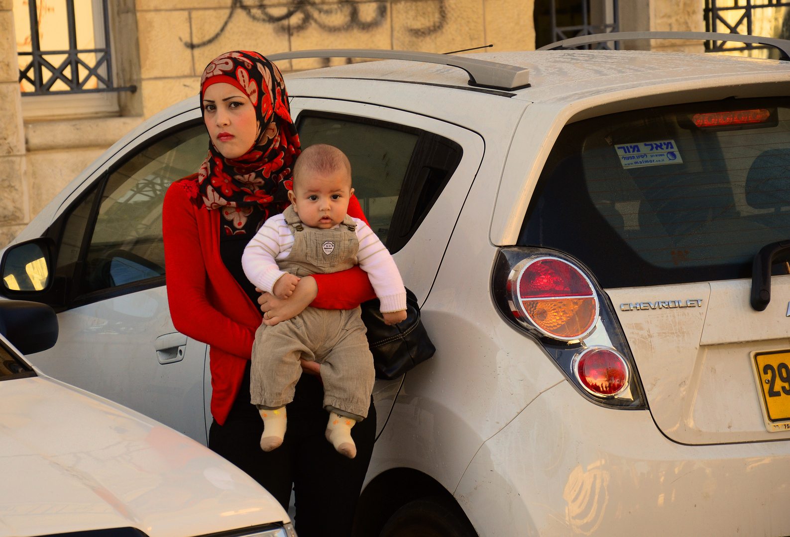 Palestinenserin mit Kleinkind am Sabbat in Jerusalem