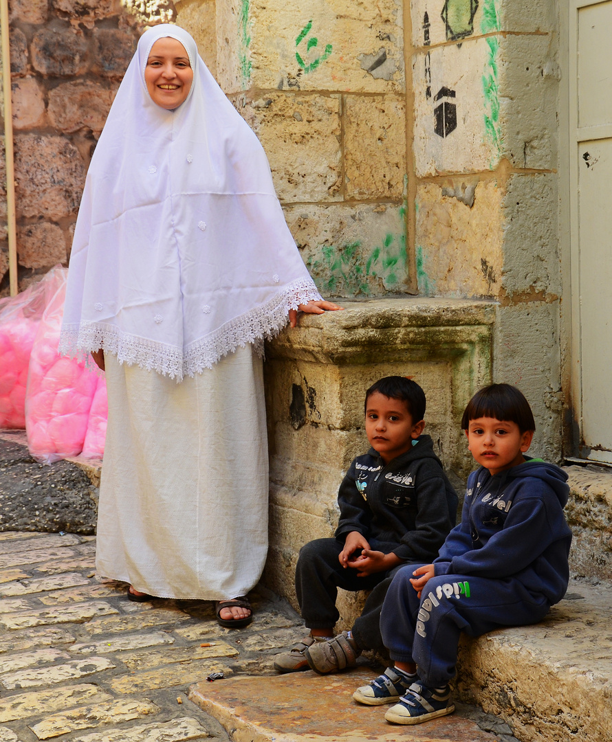 Paletinenserin mit zwei Jungen in Jerusalem