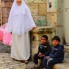 Paletinenserin mit zwei Jungen in Jerusalem