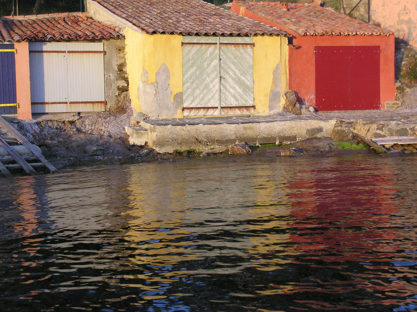 palette de reflets au couchant d'abris de pêcheurs à Cabasson