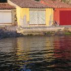 palette de reflets au couchant d'abris de pêcheurs à Cabasson