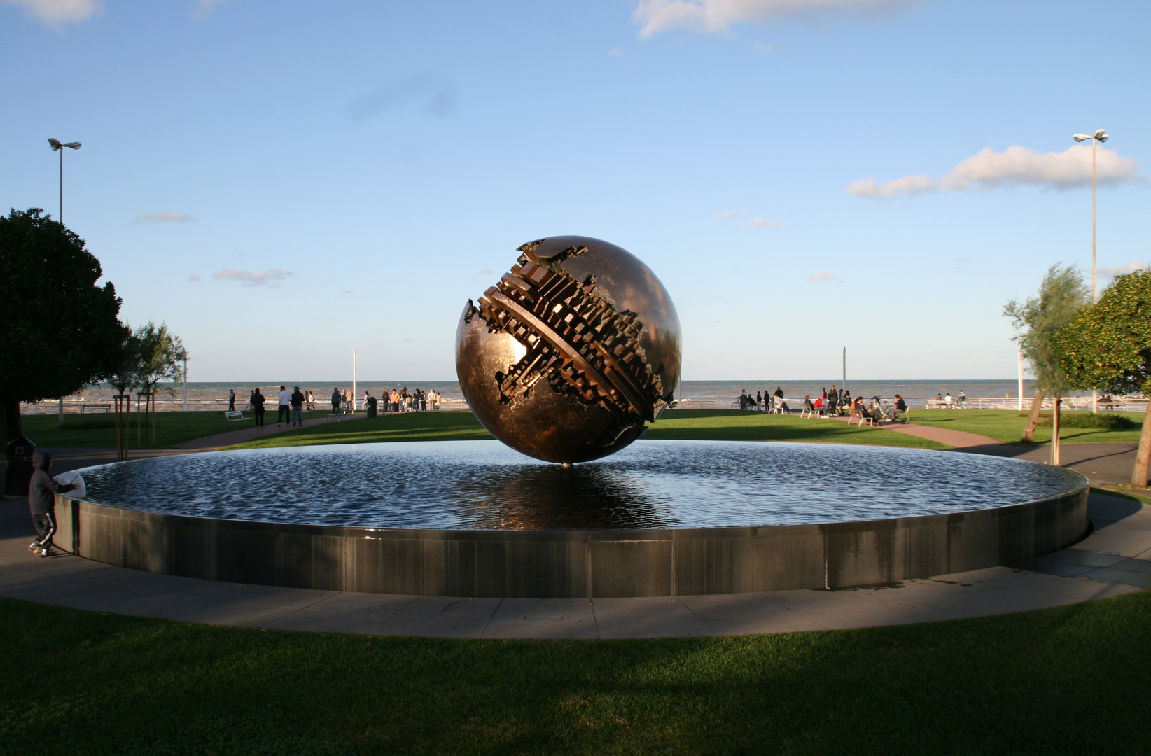 Palla di Arnaldo Pomodoro ( da Tesori nelle Marche)