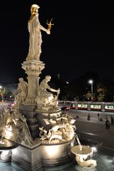 Pallas Ahtene vor dem Wiener Parlamentsgebäude