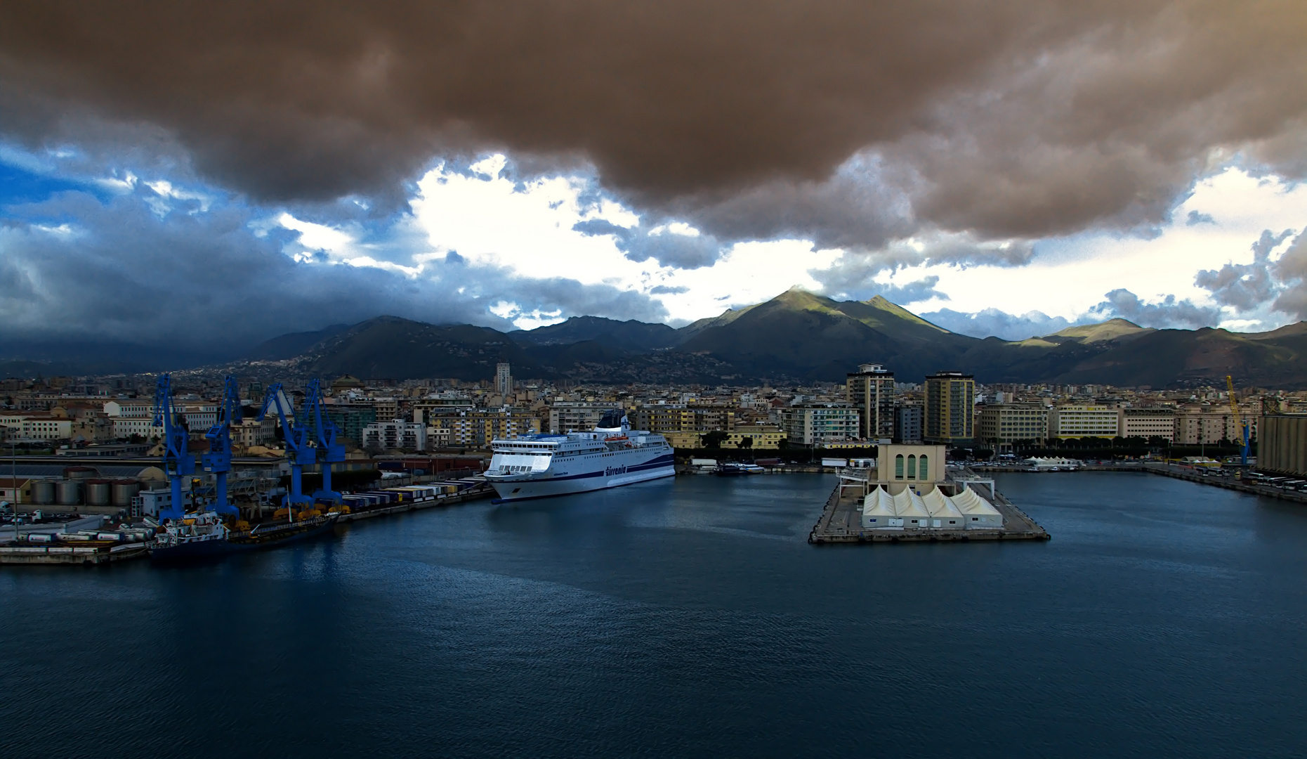 Palma de Mallorca -Einfahrt in den Hafen -Motiv vom Weltenbummler