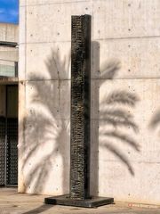 Palma, La Colonna del Vioggiatore von Arnaldo Pomodoro
