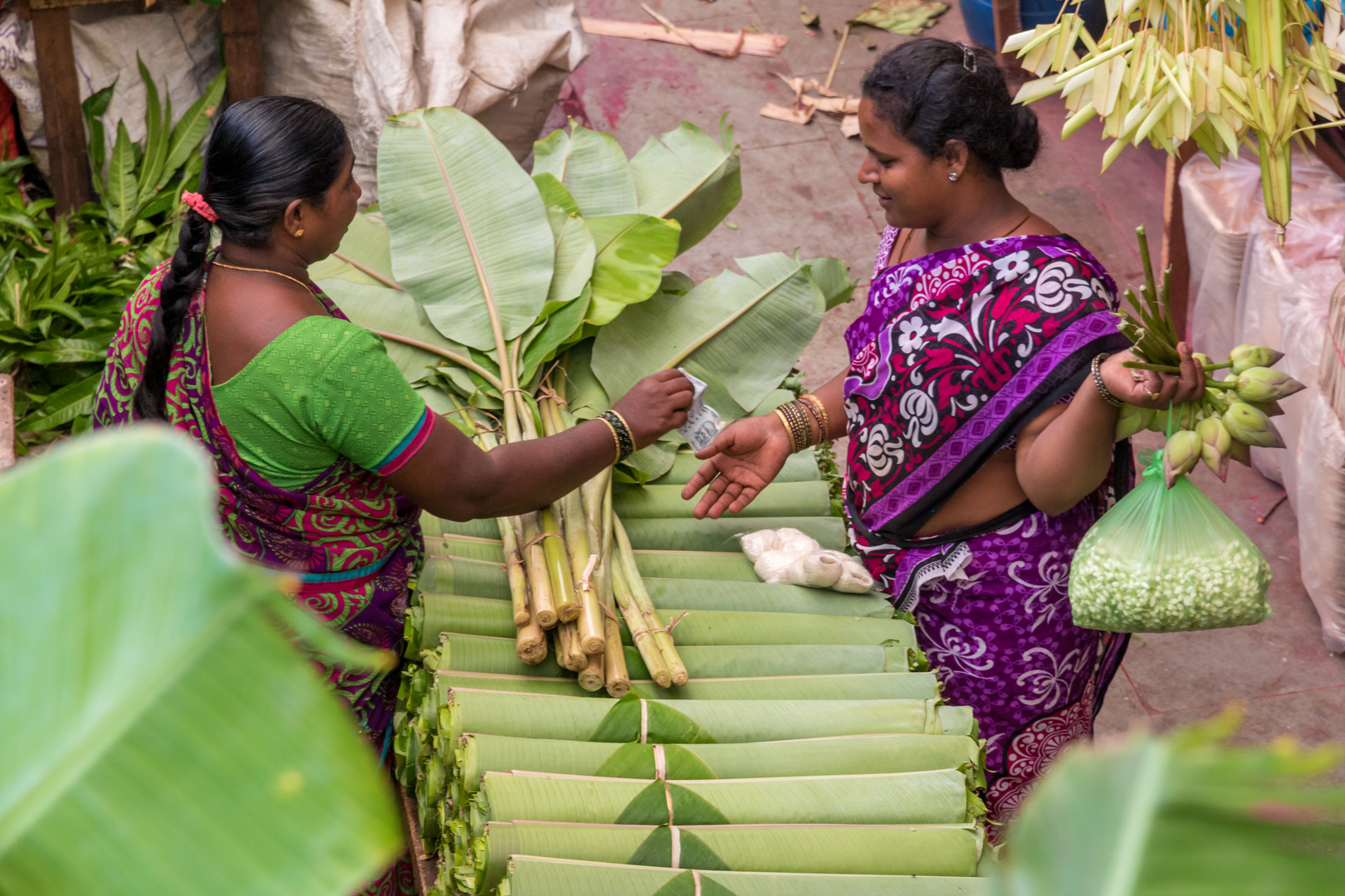 Palmblattverkäuferin,K.R. Market Bangalore