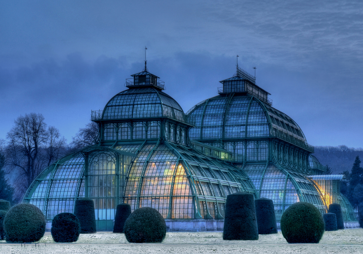 Palmenhaus in der Dämmerung