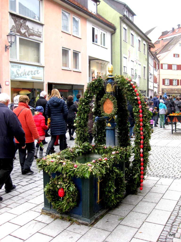 Palmsonntag in Wangen/ Allgäu -3- : Geschmückter Stadtbrunnen Schmiedstraße