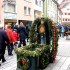 Palmsonntag in Wangen/ Allgäu -3- : Geschmückter Stadtbrunnen Schmiedstraße