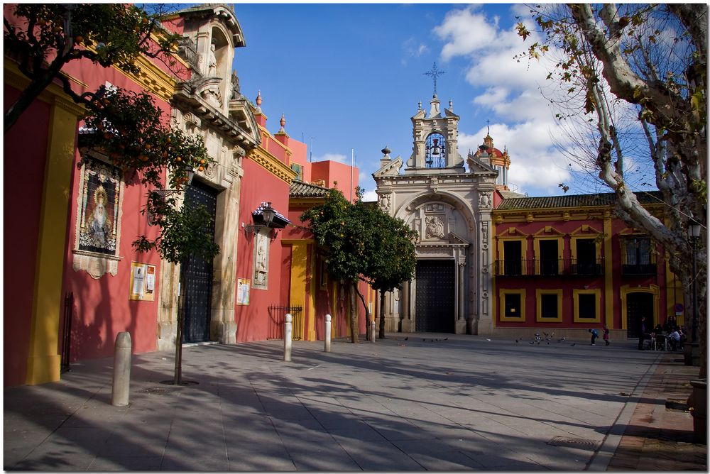 Palomas frente al Gran Poder. Sevilla tiene un color especial...