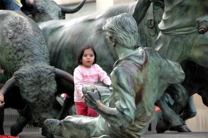 Pamplona, Dento al monumento della Feria