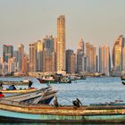 Panama City Wolkenkratzer und Boote und Pelikane