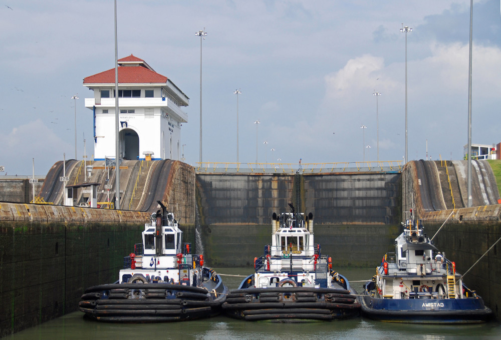 Panama Kanal: 3 Schleppschiffe in der Miraflores Schleuse