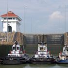 Panama Kanal: 3 Schleppschiffe in der Miraflores Schleuse