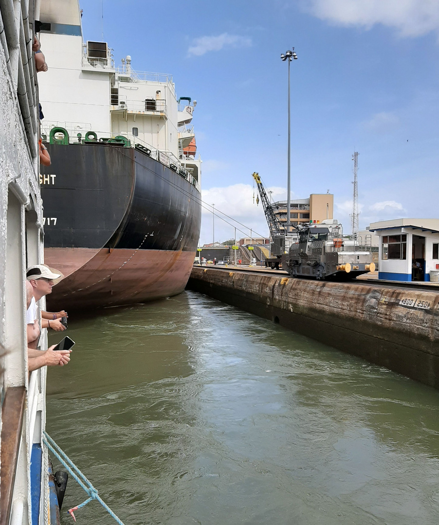 Panama-Kanal Geschleppt