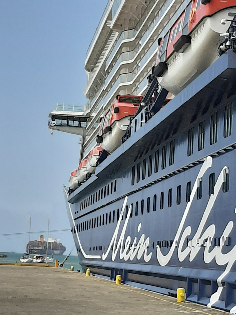 Panama-Kanal Mein Schiff 1 - zurück