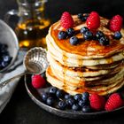 Pancakes mit Ahornsirup