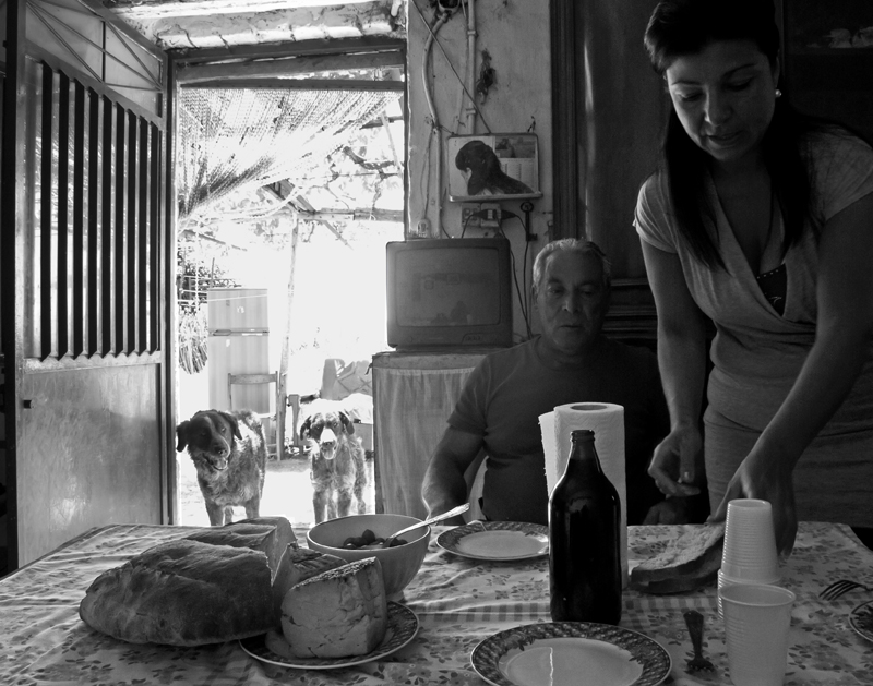 "pane, tumazzo, alive e vino genuino"; il pranzo è servito..