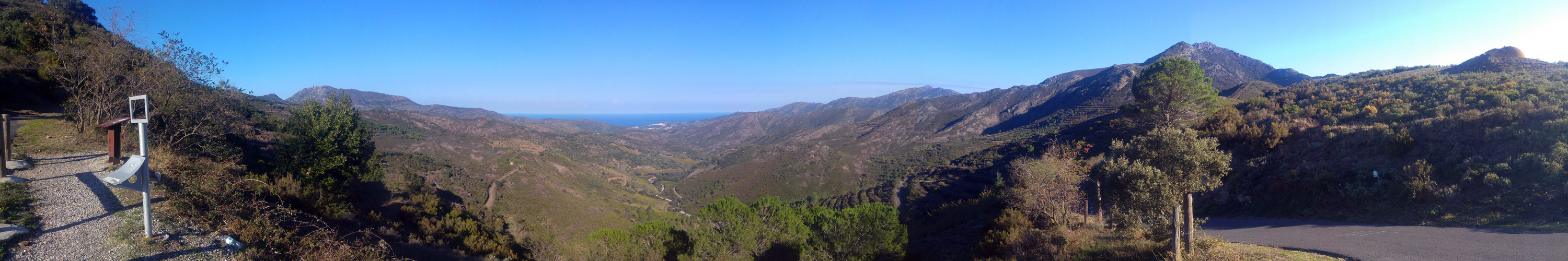 pano entre deux vallées montagneuses de banyuls 